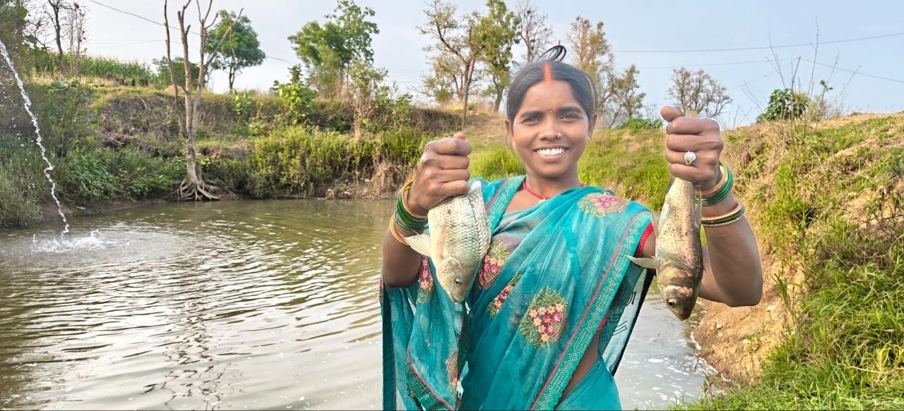 समूह से मिले सहयोग से स्वरोजगार से मिली आत्मनिभर्रता-उमा, खेती, मछली पालन और लघु व्यवसाय कर बनीं लखपति दीदी….