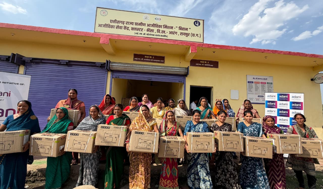 मुख्यमंत्री विष्णु देव साय की घोषणा का त्वरित असर: कोसरंगी की दीदियों को मिली 50 निःशुल्क सिलाई मशीनें….