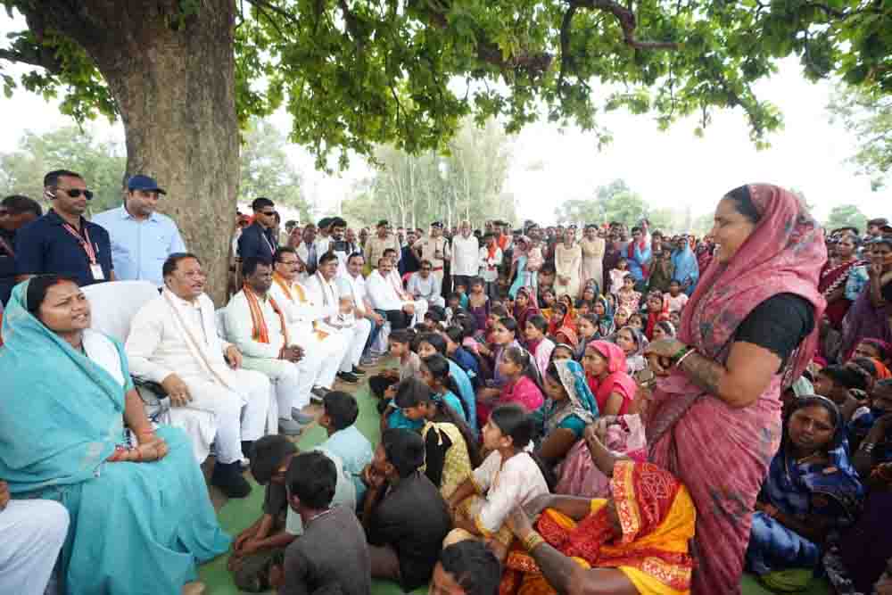 ’तेंदूपत्ता संग्राहकों के बीच पहुंचे मुख्यमंत्री विष्णु देव साय, महुआ पेड़ के नीचे लगाई चौपाल’, संग्राहकों से किया आत्मीय संवाद, सुनी समस्याएं… ’तेंदूपत्ता संग्राहकों के बीच पहुंचे मुख्यमंत्री विष्णु देव साय, महुआ पेड़ के नीचे लगाई चौपाल’, संग्राहकों से किया आत्मीय संवाद, सुनी समस्याएं…