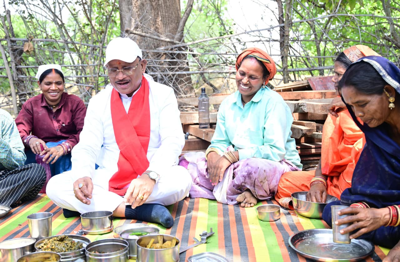 निर्माणाधीन पंचायत भवन के निरीक्षण के दौरान मुख्यमंत्री को श्रमिकों ने दिया भोजन का न्यौता : साथ बैठकर खाया बोरे बासी और आमा चटनी….
