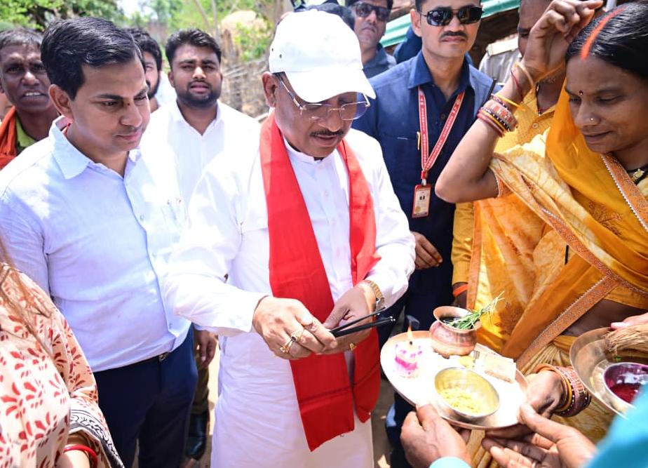 एक ग्रामीण का न्योता, मुख्यमंत्री का अपनापन – प्रधानमंत्री आवास से साकार हुआ सपना, मुख्यमंत्री ने कराया गृह प्रवेश…..
