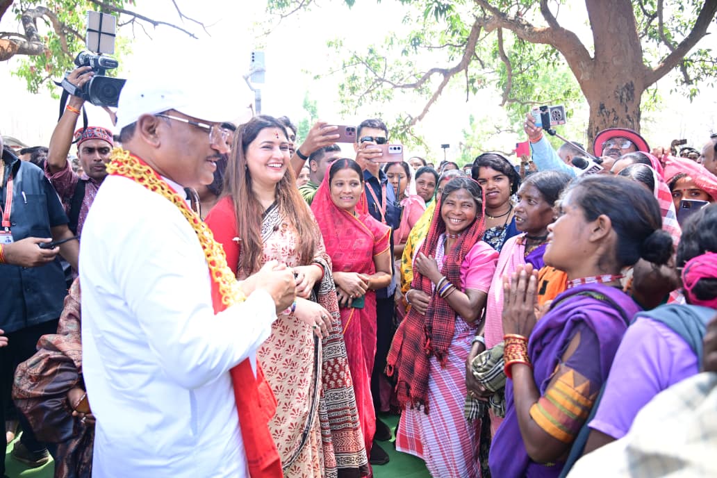 एक चौपाल ऐसा भी जहाँ खुशियों और तालियों की रही गूंज: लखपति दीदियों के हौसले की उड़ान देख गदगद हुए मुख्यमंत्री विष्णु देव साय , सबको और मेहनतकर अब करोड़पति बनने की राह पर चलने कहा…..