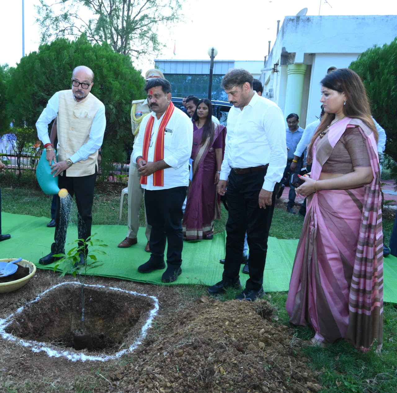 राज्यपाल रमेन डेका ने किया पौधरोपण, कवर्धा कलेक्ट्रेट परिसर में रोपा आम का पौधा, पर्यावरण संरक्षण का दिया संदेश….