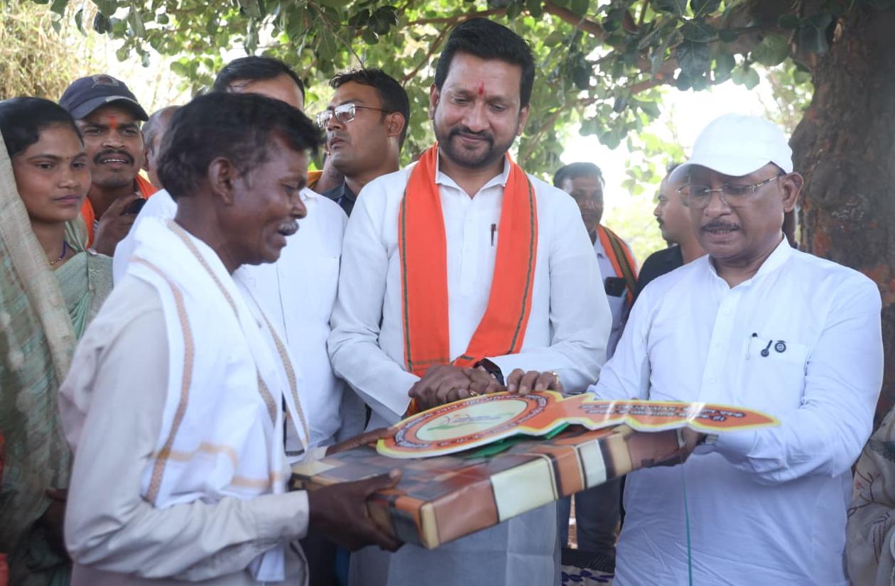 सुशासन तिहार: मुख्यमंत्री विष्णु देव साय ने पीएम जनमन के हितग्राही को सौंपी खुशियों की चाबी…..