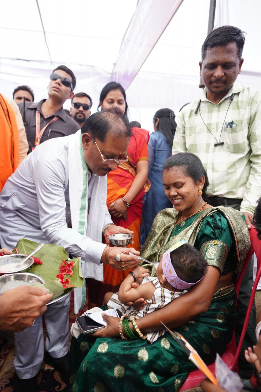 ’मुख्यमंत्री विष्णु देव साय ने बच्चों को कराया अन्नप्राशन, गर्भवती महिलाओं की गोदभराई कार्यक्रम में दी शुभकामनाएं’….
