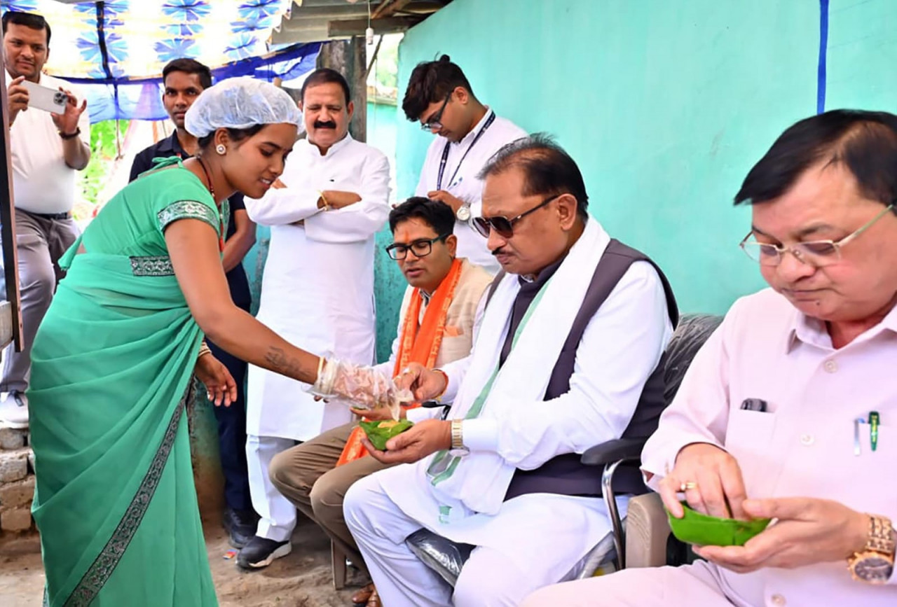 लखपति दीदी मंजू की संघर्षगाथा बनी आत्मनिर्भरता की प्रेरक मिसाल, मुख्यमंत्री विष्णुदेव साय ने लेमरू में मंजू बहन के स्टॉल पर चखा गुपचुप, आत्मीय संवाद में जानी सफलता की कहानी…..
