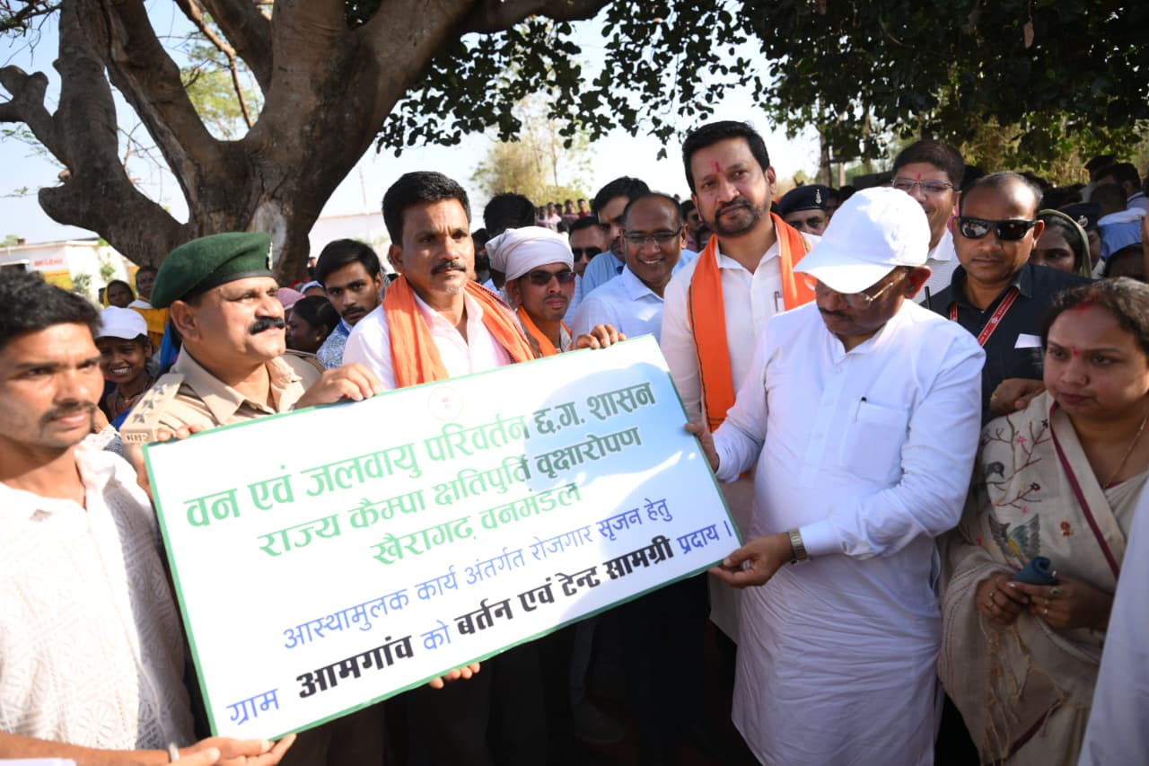 सुशासन तिहार: मुख्यमंत्री विष्णु देव साय ने समाज प्रमुख को सौंपा टेंट एवं बर्तन सामग्री, ग्राम आमगांव में बढ़ेगा रोजगार…..