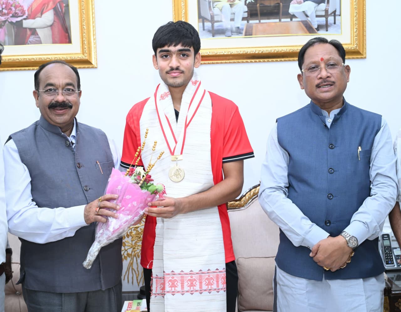 अंडर-18 एशिया कप विजेता हॉकी खिलाड़ी अवि मानिकपुरी ने मुख्यमंत्री विष्णुदेव साय से की सौजन्य भेंट…..