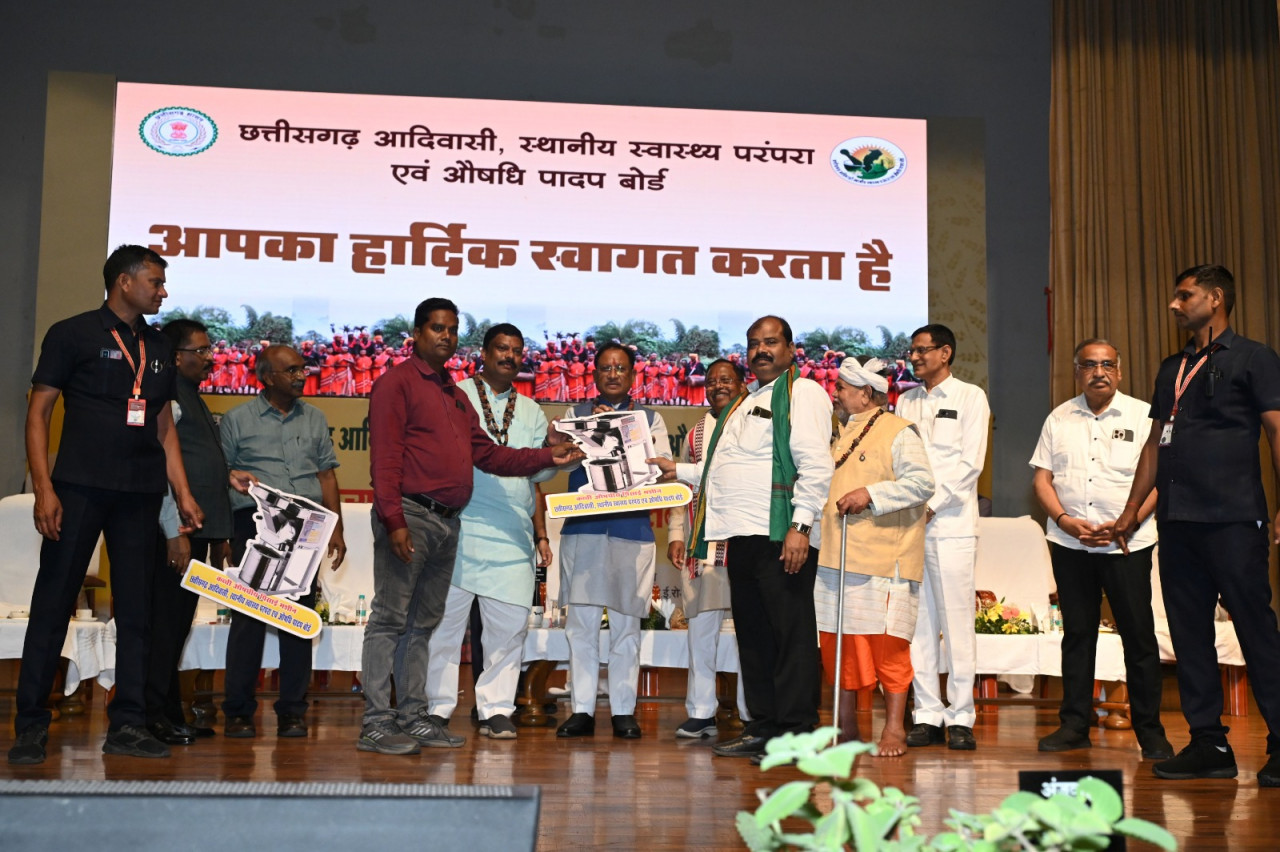 पारंपरिक उपचार पद्धति के संरक्षण में छत्तीसगढ़ बना मिसाल, 11 वैद्य सम्मेलनों से 1600 से अधिक वैद्यों को मिला प्रशिक्षण, हीलर हर्बल गार्डन और आधुनिक उपकरणों से बढ़ी क्षमता….