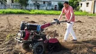 सीएम धामी का ‘किसान अवतार’, अपने खेत में खुद चलाया टिलर; जैविक और पारंपरिक खेती का दिया बड़ा संदेश