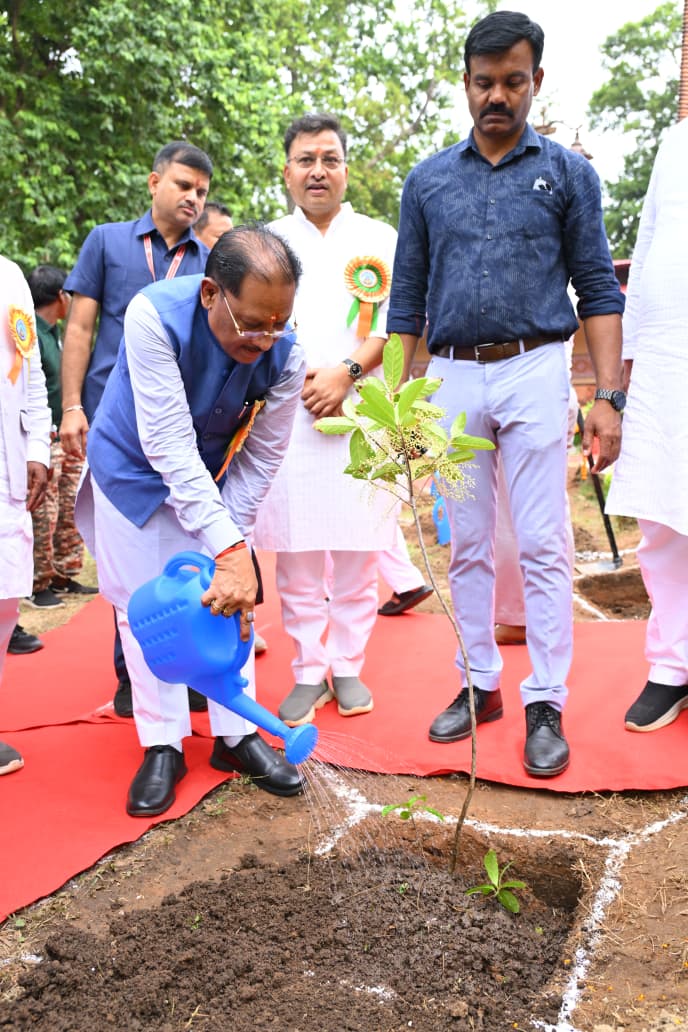 मातृशक्ति एवं प्रकृति के प्रति श्रद्धा का अनुपम संगमः मुख्यमंत्री विष्णु देव साय ने ’’राम वाटिका’’ में किया रुद्राक्ष का पौधारोपण….