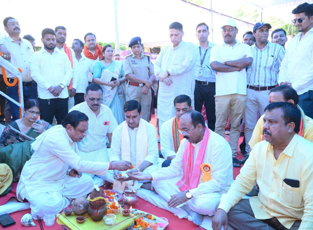 विकास की नई इबारत लिख रहा बिलासपुर, योजनाओं का लाभ अंतिम व्यक्ति तक पहुंचाना हमारी प्रतिबद्धता : केंद्रीय राज्य मंत्री तोखन साहू…… विकास की नई इबारत लिख रहा बिलासपुर, योजनाओं का लाभ अंतिम व्यक्ति तक पहुंचाना हमारी प्रतिबद्धता : केंद्रीय राज्य मंत्री तोखन साहू……