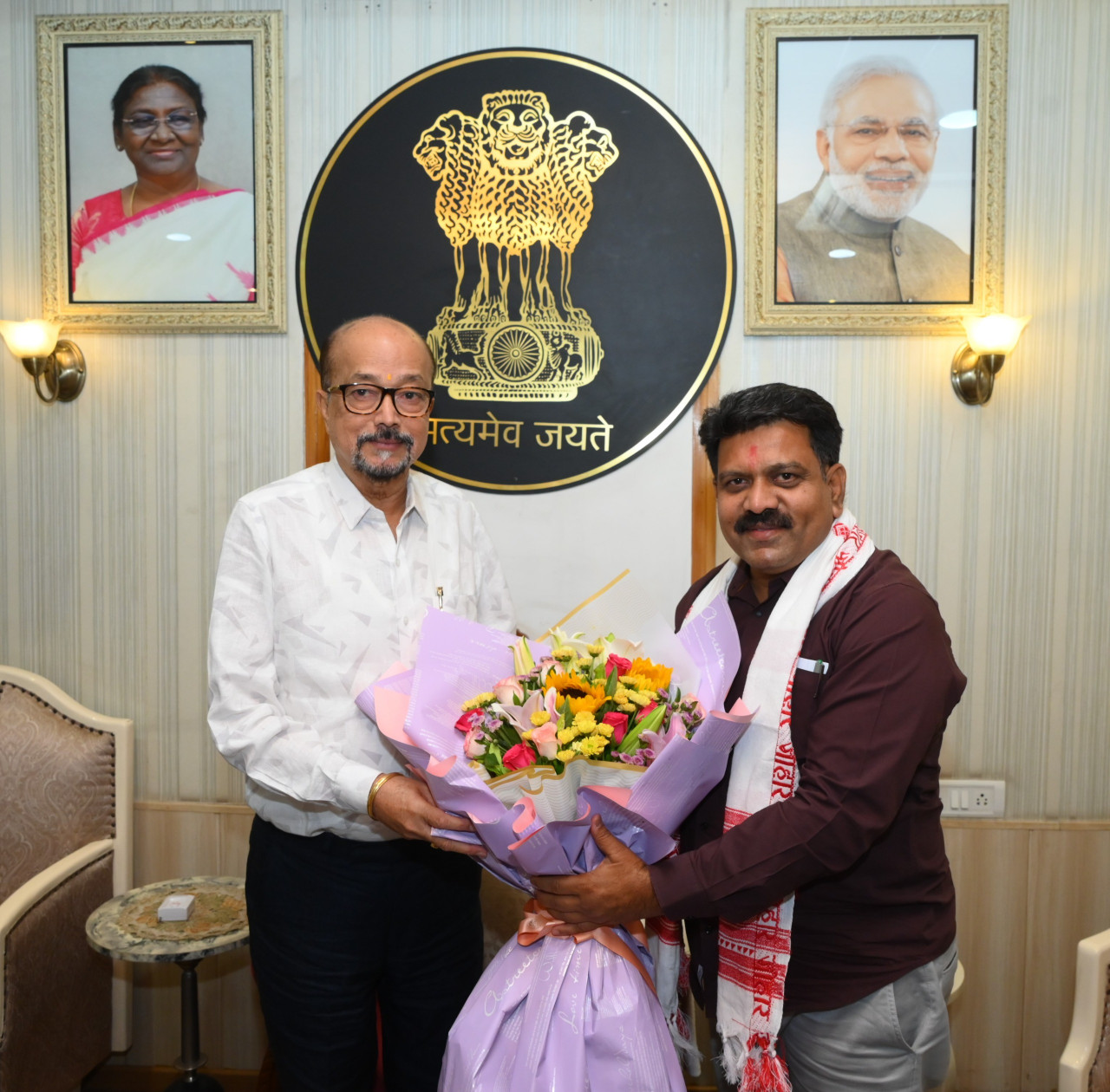 राज्यपाल रमेन डेका से उप मुख्यमंत्री विजय शर्मा ने सौजन्य भेंट की… राज्यपाल रमेन डेका से उप मुख्यमंत्री विजय शर्मा ने सौजन्य भेंट की…