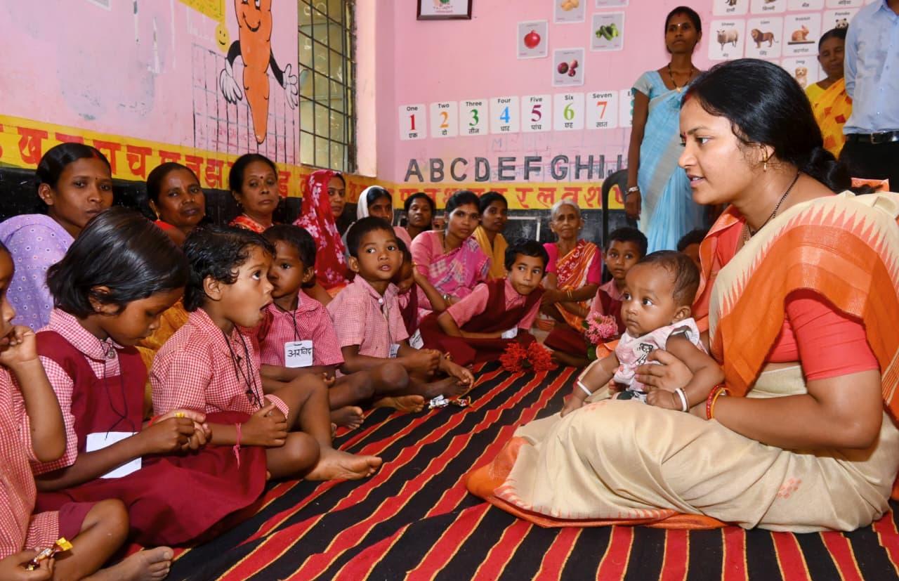 महिला एवं बाल विकास मंत्री लक्ष्मी राजवाड़े का सुकमा दौरा: बच्चों के बीच बैठकर पढ़ी एबीसीडी, महिला स्वावलंबन और पुनर्वास व्यवस्था का किया जमीनी निरीक्षण