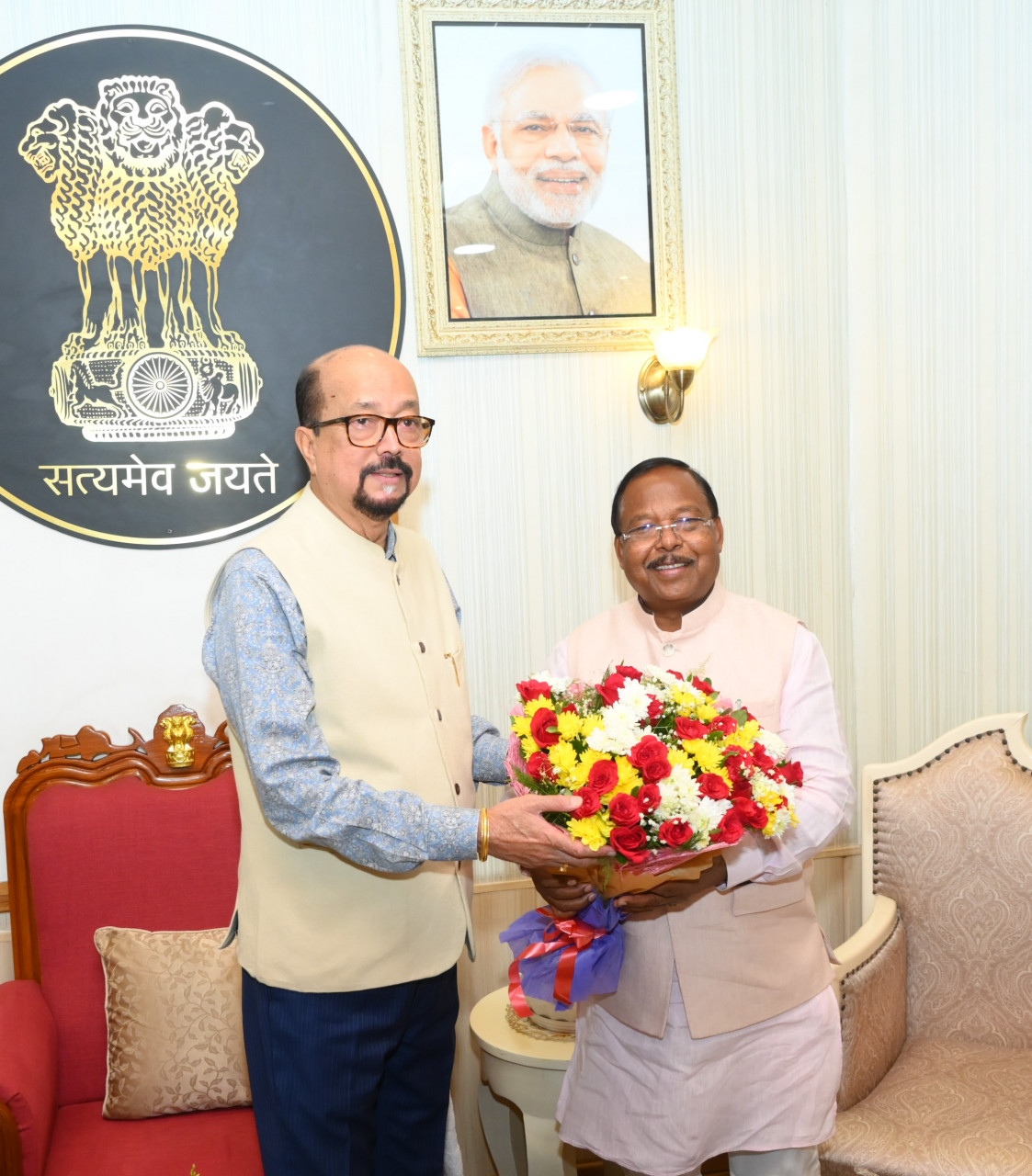 राज्यपाल रमेन डेका से कृषि मंत्री नेताम ने की भेंट….