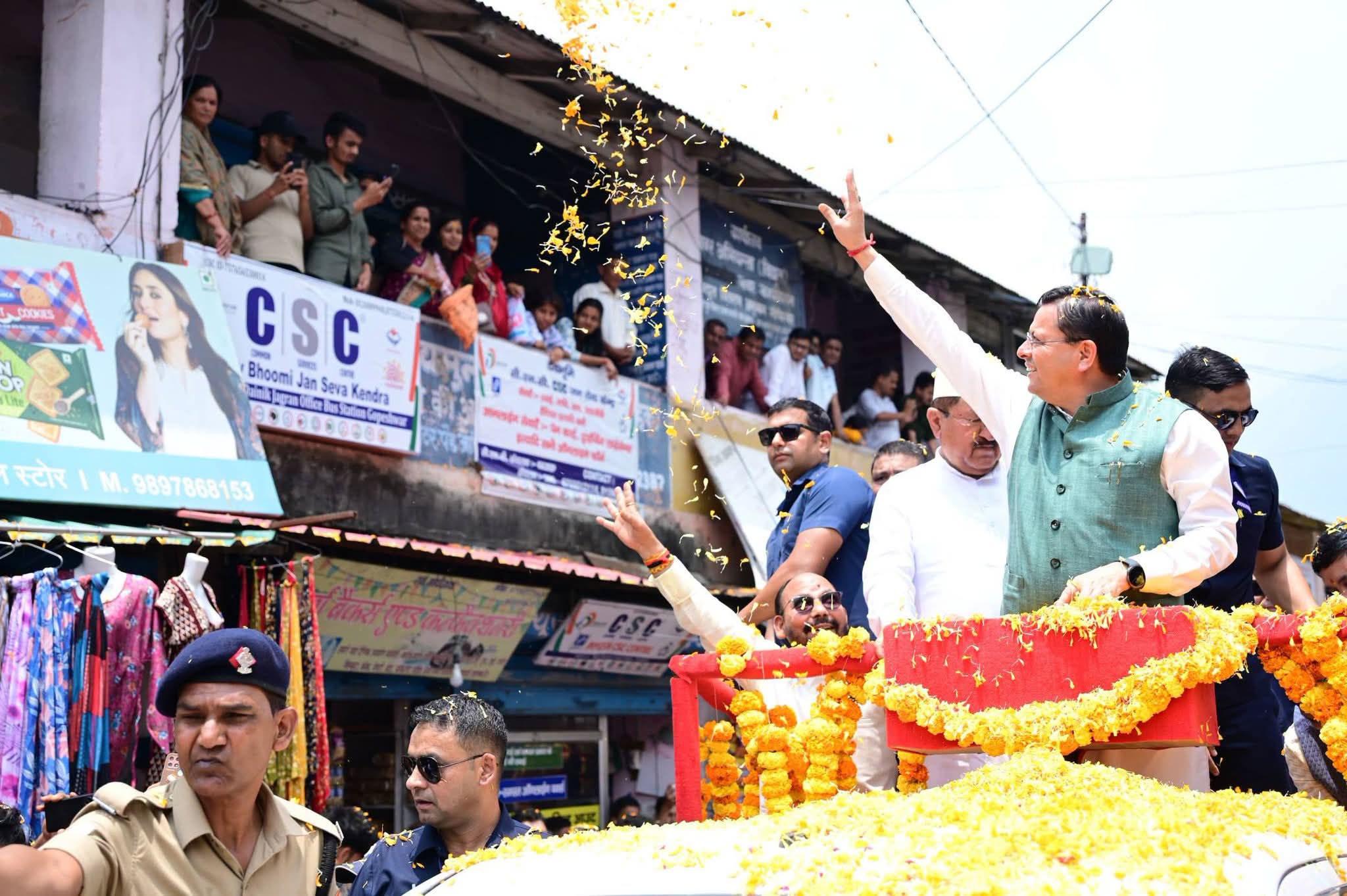 गोपेश्वर पहुंचे मुख्यमंत्री धामी, रोड शो के बाद ‘सरकार जन-जन के द्वार’ कार्यक्रम में हुए शामिल