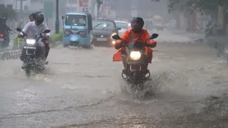 देहरादून में आफत की बारिश: उफान पर रिस्पना और बिंदाल नदियां, बलबीर रोड पर मकान ढहा देहरादून में आफत की बारिश: उफान पर रिस्पना और बिंदाल नदियां, बलबीर रोड पर मकान ढहा