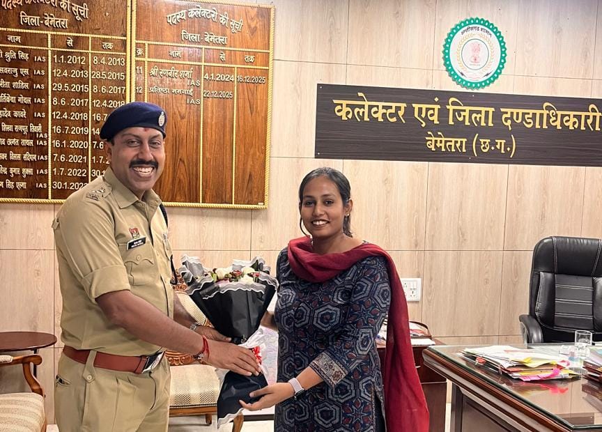 CG:नवपदस्थ एसपी त्रिलोक बंसल (IPS) ने कलेक्टर प्रतिष्ठा ममगाईं से किये सौजन्य भेंट, कानून- व्यवस्था व समन्वय पर हुई चर्चा