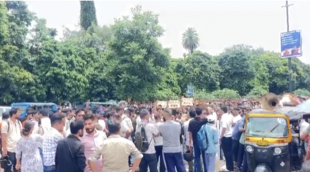 जेई-एई भर्ती समेत विभिन्न मांगों को लेकर युवाओं का सचिवालय कूच, राजधानी में सुरक्षा कड़ी जेई-एई भर्ती समेत विभिन्न मांगों को लेकर युवाओं का सचिवालय कूच, राजधानी में सुरक्षा कड़ी