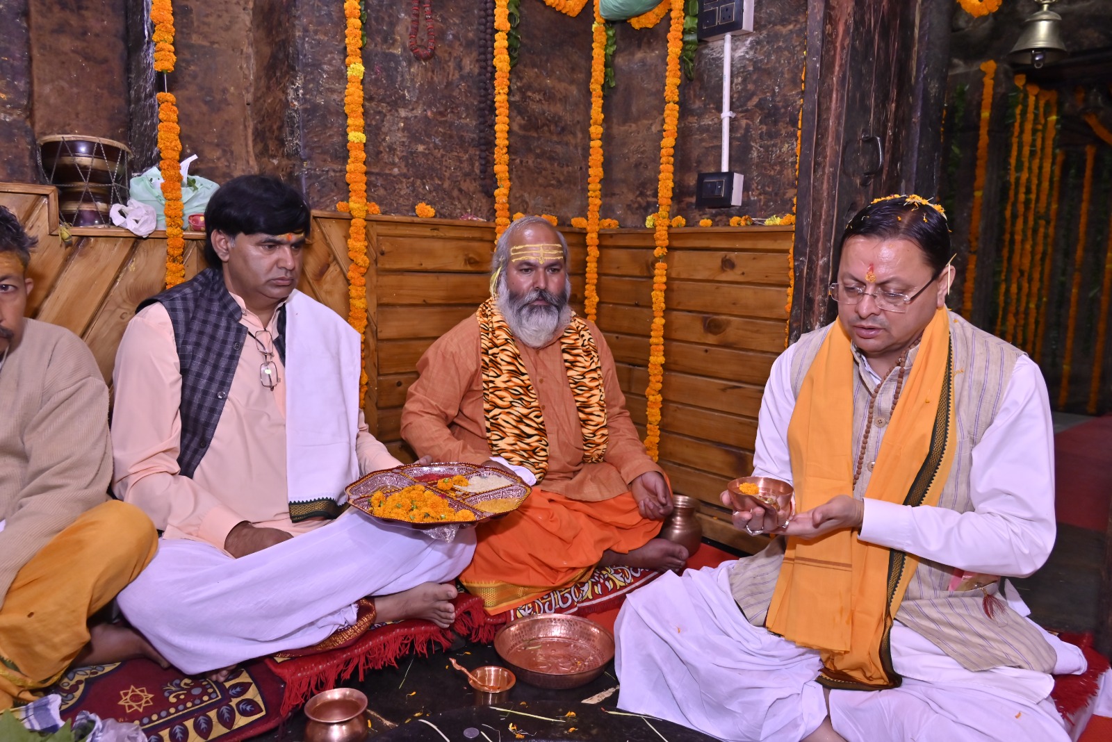 Uttarakhand News: वृद्ध जागेश्वर धाम पहुंचे CM धामी, भगवान शिव की पूजा-अर्चना कर प्रदेश की सुख-समृद्धि की कामना…..