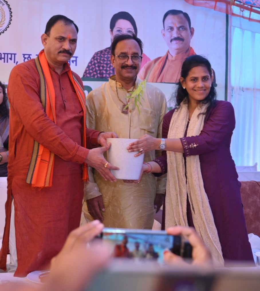 मेडिकल कॉलेज परिसर बना हरित विकास का प्रतीक : स्वास्थ्य मंत्री श्याम बिहारी जायसवाल ने किया पौधरोपण, तेंदूपत्ता बोनस चेक वितरित कर ‘तुहर पौधा तुहर द्वार’ वाहन को दिखाई हरी झंडी….