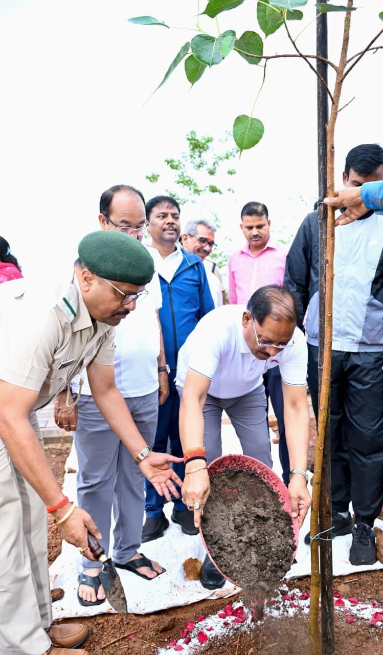 मुख्यमंत्री विष्णु देव साय ने एक पेड़ माँ के नाम अभियान के तहत किया पौधारोपण….
