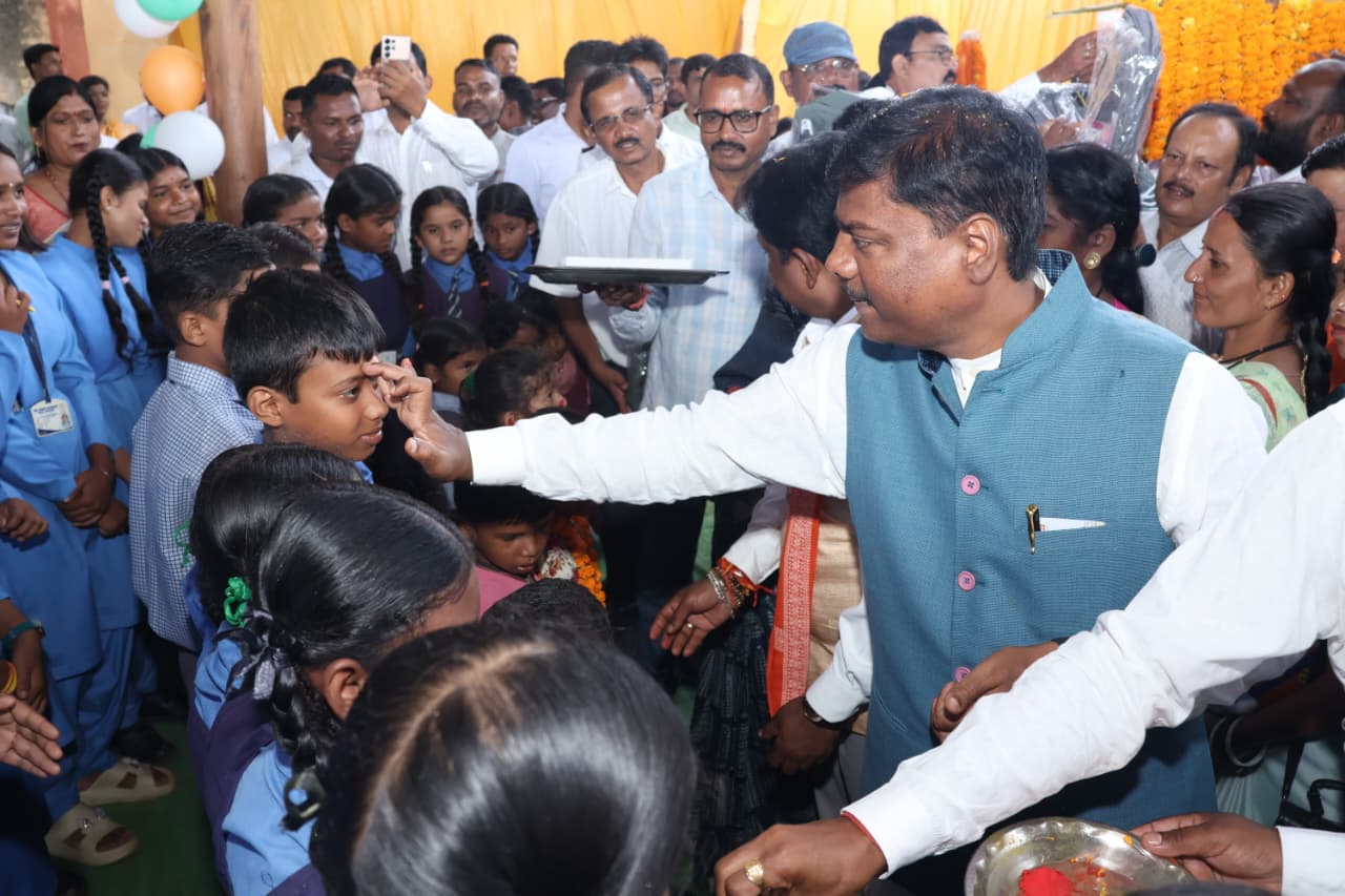भानपुरी में हर्षोल्लास के साथ मनाया गया शाला प्रवेश उत्सव, वन मंत्री केदार कश्यप और सांसद महेश कश्यप ने नवप्रवेशी बच्चों का किया आत्मीय स्वागत, नए स्कूल भवन का किया लोकार्पण….