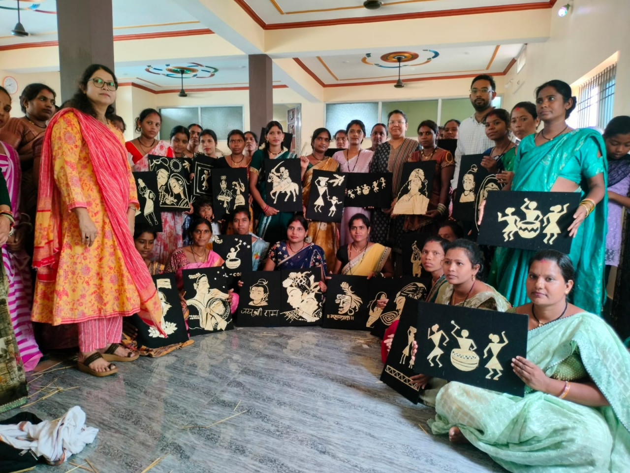आत्मनिर्भरता की ओर बढ़ते कदम : बलौदाबाजार में समूह की 40 महिलाओं को मिला धान और पैरा आर्ट का प्रशिक्षण….