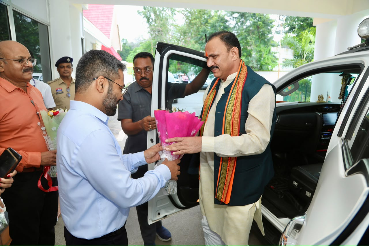 स्वास्थ्य मंत्री जायसवाल के कांकेर आगमन पर जनप्रतिनिधियों एवं कलेक्टर ने किया आत्मीय स्वागत….
