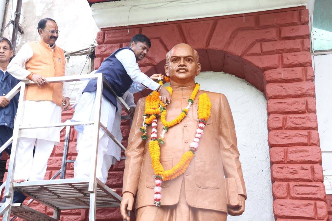 डॉ. श्यामा प्रसाद मुखर्जी की जयंती पर वन मंत्री केदार कश्यप ने अर्पित की पुष्पांजलि…..