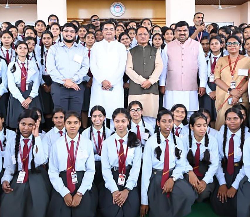लोकतंत्र की पाठशाला बना विधानसभा परिसर: शकुंतला विद्यालय के विद्यार्थियों ने सदन की कार्यवाही देखी, मुख्यमंत्री विष्णुदेव साय और डॉ. रमन सिंह से की मुलाकात….