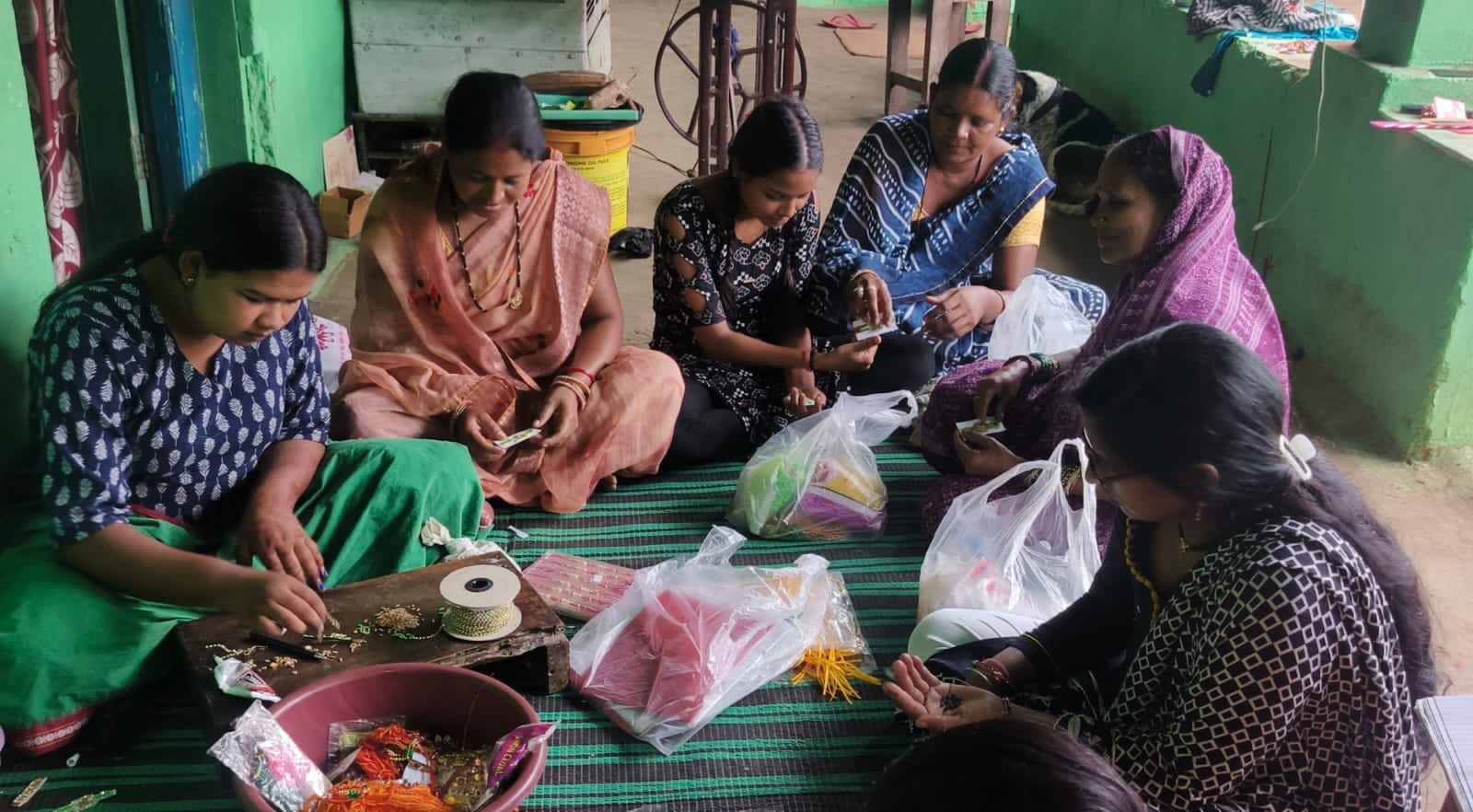 रक्षाबंधन पर बिखरेगा हरियाली का संदेश: रायगढ़ में स्व-सहायता समूह की दीदियों ने तैयार कीं अनोखी बीज राखियां, भाई की कलाई पर प्यार, धरती मां को उपहार की थीम पर बिहान की अभिनव पहल…. रक्षाबंधन पर बिखरेगा हरियाली का संदेश: रायगढ़ में स्व-सहायता समूह की दीदियों ने तैयार कीं अनोखी बीज राखियां, भाई की कलाई पर प्यार, धरती मां को उपहार की थीम पर बिहान की अभिनव पहल….
