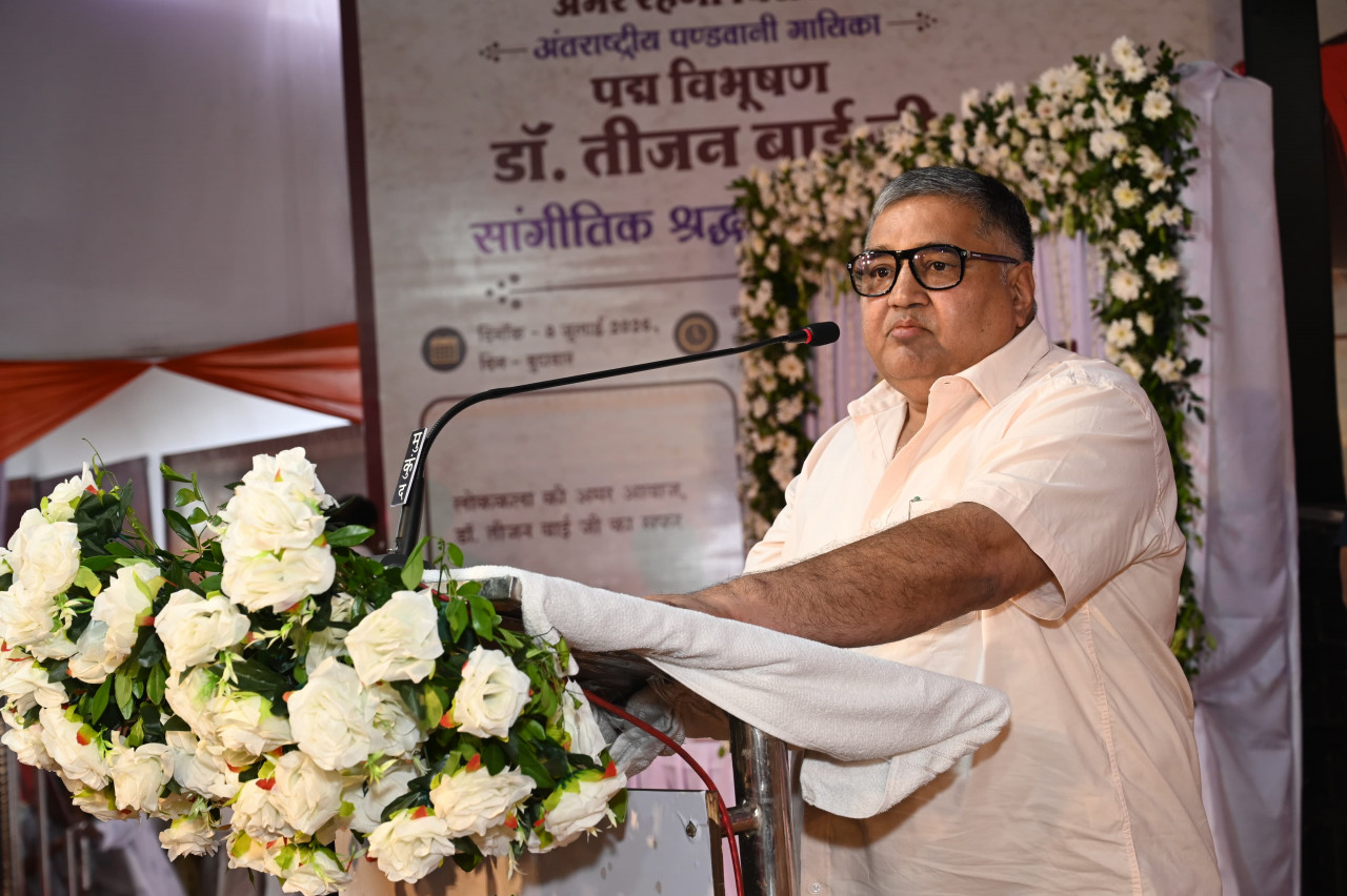 पद्मश्री और राज्य अलंकरण से सम्मानित कलाकारों, साहित्यकारों तथा संस्कृति जगत की विभूतियों ने मुक्तकाश मंच से पद्मविभूषण डॉ. तीजन बाई दी भावभीनी श्रद्धांजलि….