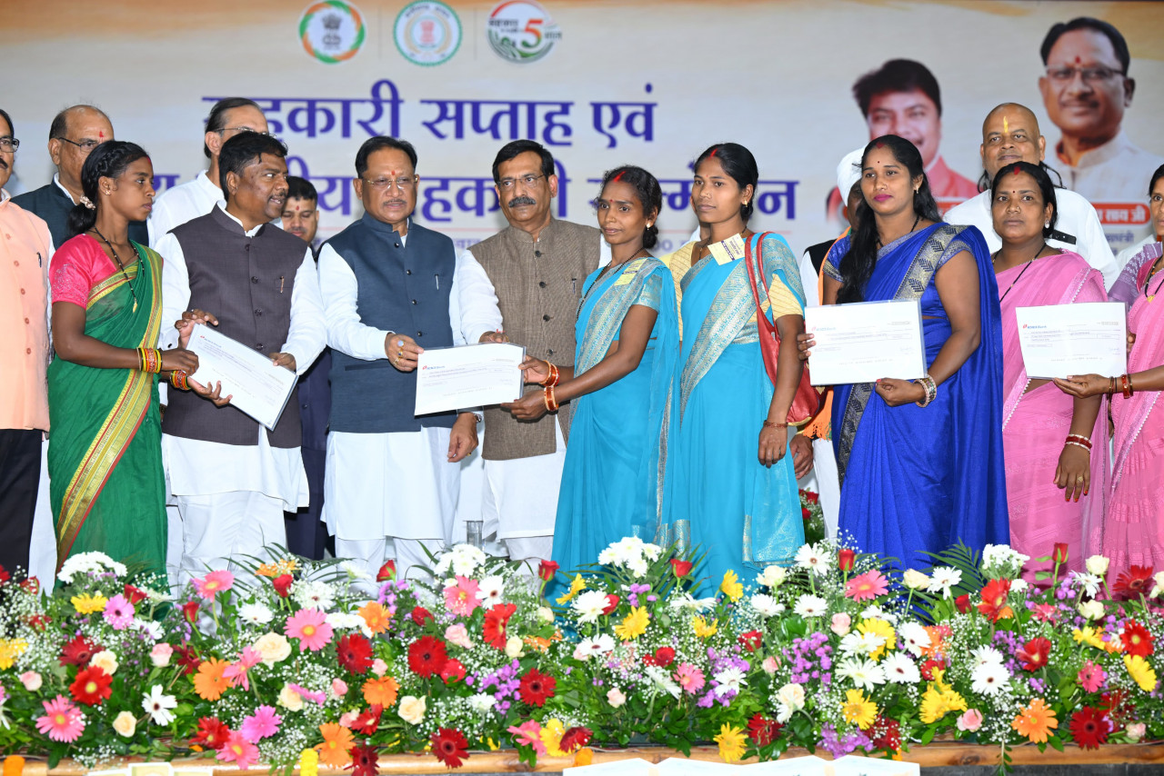 मुख्यमंत्री विष्णुदेव साय ने जशपुर के वन धन विकास केंद्र पंचक्की की महिला स्व-सहायता समूह को किया सम्मानित…..