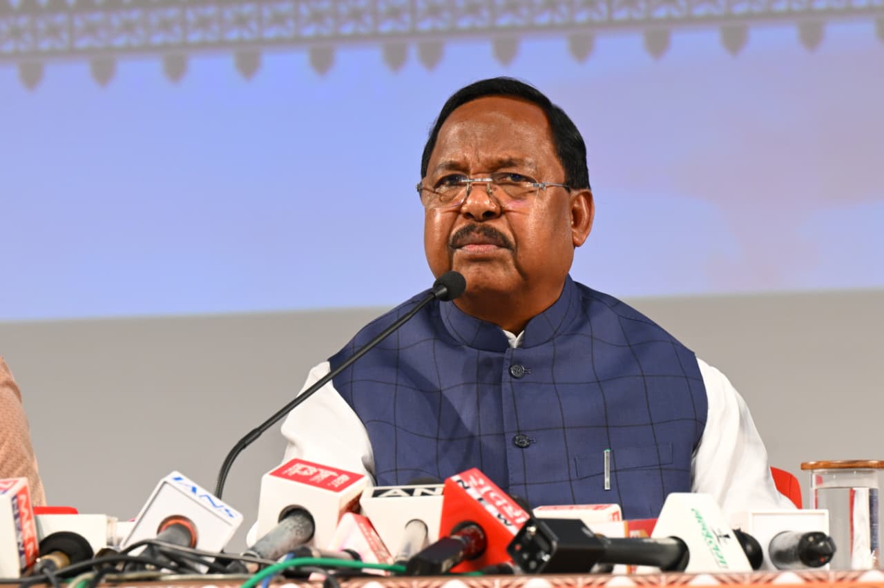 आदिम जाति विकास मंत्री रामविचार नेताम एवं प्रमुख सचिव छत्तीसगढ़ शासन सोनमणि बोरा द्वारा विभागीय गतिविधियों एवं उपलब्धियों पर छत्तीसगढ संवाद के आडिटोरियम (अटल नगर, नवा रायपुर) में आज संयुक्त रूप से प्रेस कॉन्फ्रेंस को संबोधित करते हुए।