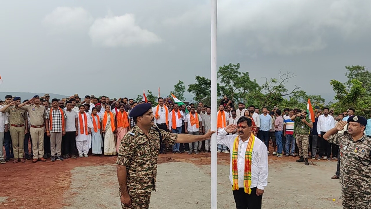 कर्रेगुट्टा पर पहुंची बस्तर तिरंगा यात्रा, उप मुख्यमंत्री विजय शर्मा ने फहराया तिरंगा….