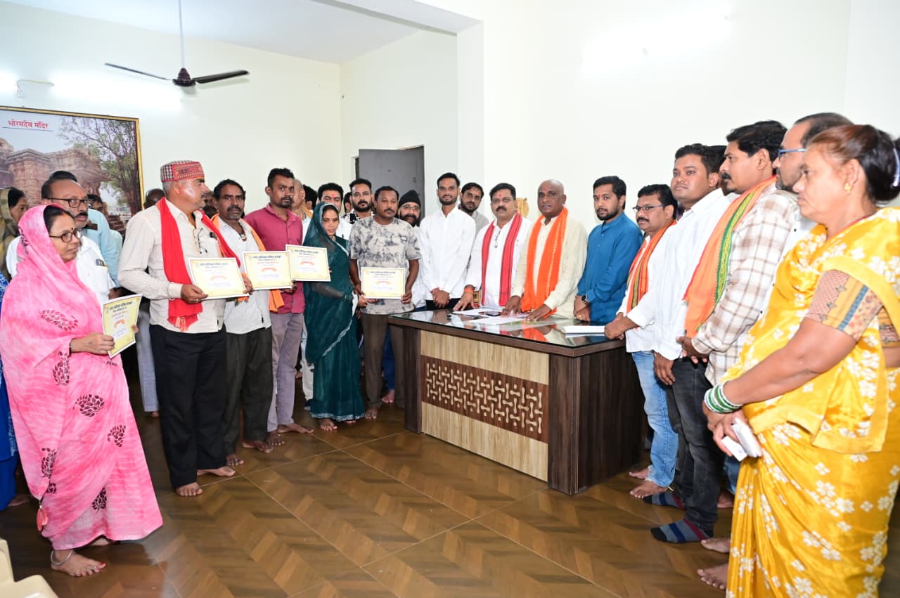 उप मुख्यमंत्री विजय शर्मा ने कवर्धा के हितग्राहियों को सौंपे पीएम आवास योजना शहरी 2.0 के स्वीकृति पत्र…..
