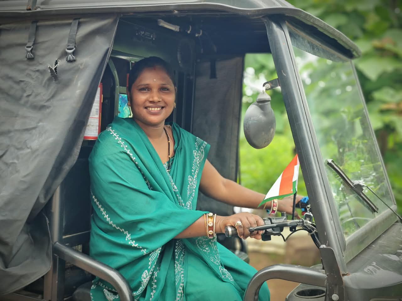 दीदी ई-रिक्शा सहायता योजना से सेवती और अंजू बनीं आत्मनिर्भर, ई-रिक्शा से आसान हुआ सफर और बढ़ी कमाई, हर महीने हो रहा 10 से 12 हजार रुपए का शुद्ध लाभ….