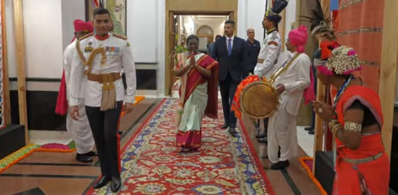 राष्ट्रपति भवन में गूंजी धमतरी के मांदर की थाप, स्वतंत्रता दिवस पर ‘जय गढ़िया बाबा दल’ ने बिखेरा छत्तीसगढ़ी लोकसंस्कृति का जादू…..
