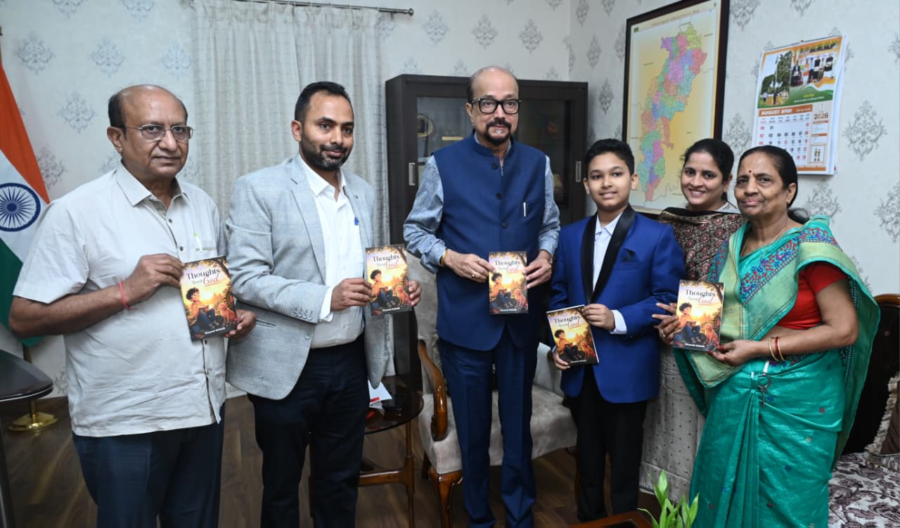 राज्यपाल रमेन डेका ने 12 वर्षीय छात्र मास्टर दिव्यांश की पुस्तक ‘थॉट्स अबाउट गॉड‘ का किया विमोचन……
