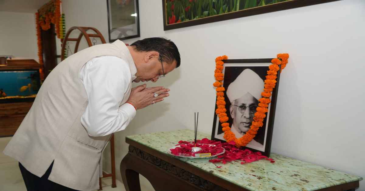 Uttarakhand News: शिक्षक दिवस पर CM धामी ने डॉ. राधाकृष्णन को किया नमन, कहा- गुरु ज्ञान के साथ संस्कार देकर नई पीढ़ी को दिखाते हैं सही दिशा….