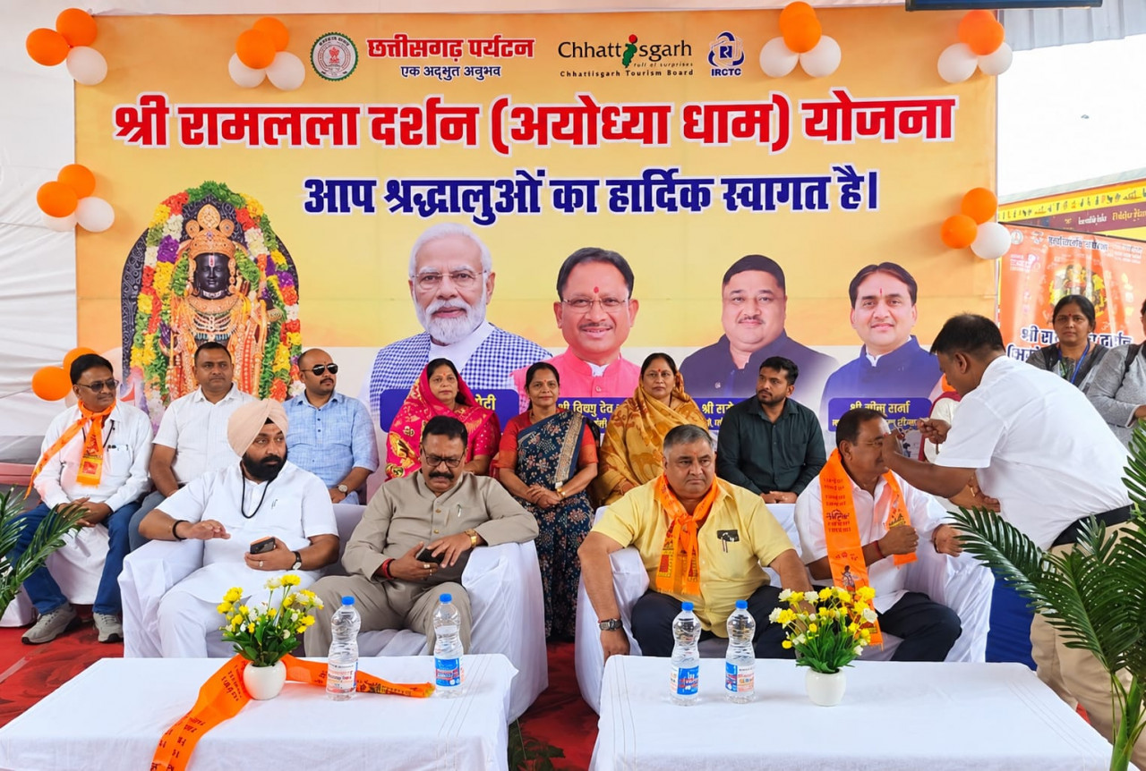 सरगुजा से अयोध्या तक आस्था का सफर, रामलला के दर्शन को 850 श्रद्धालु रवाना, अम्बिकापुर से भारत गौरव ट्रेन ने शुरू की काशी-अयोध्या की यात्रा, पर्यटन एवं संस्कृति मंत्री राजेश अग्रवाल ने दिखाई हरी झंडी….
