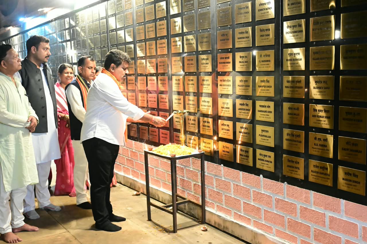 सेवा संकल्प अभियान : सेवा संकल्प अभियान के तहत बस्तर के अमर वाटिका पहुंचे उप मुख्यमंत्री विजय शर्मा, शहीदों को किया नमन….. सेवा संकल्प अभियान : सेवा संकल्प अभियान के तहत बस्तर के अमर वाटिका पहुंचे उप मुख्यमंत्री विजय शर्मा, शहीदों को किया नमन…..