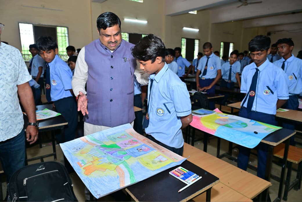 बच्चों ने रंगों में उकेरी विकसित भारत की तस्वीर, शिक्षा मंत्री गजेन्द्र यादव ने बढ़ाया उत्साह….