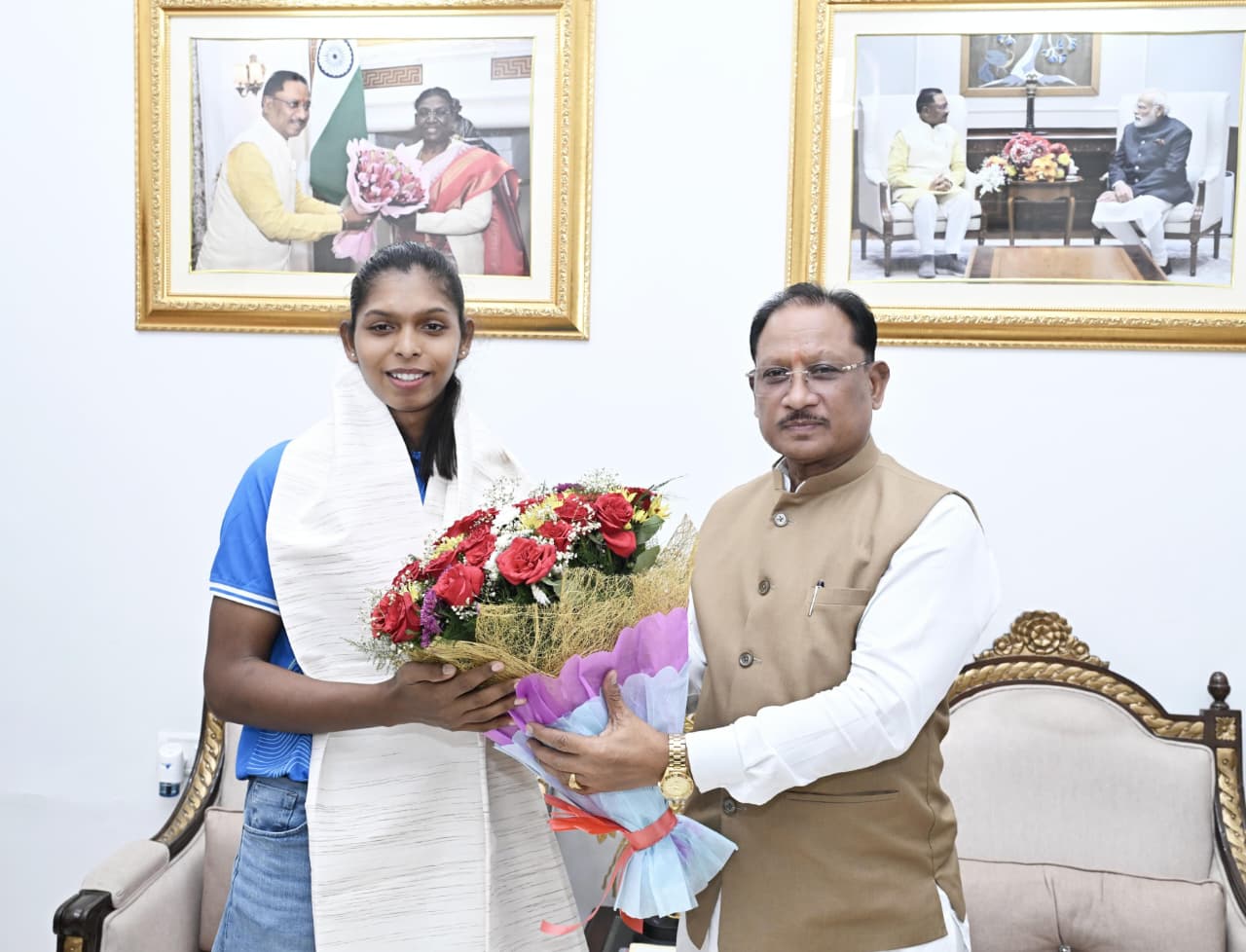 एशियन गेम्स की स्वर्ण पदक विजेता टीम की संजू देवी को मुख्यमंत्री विष्णु देव साय ने 51 लाख रुपए की प्रोत्साहन राशि देने की घोषणा की…..