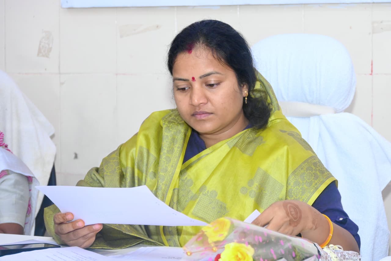 जनहित के कार्यों को प्राथमिकता देते हुए मंत्री लक्ष्मी राजवाड़े ने ओड़गी में विकास कार्यों की समीक्षा की……
