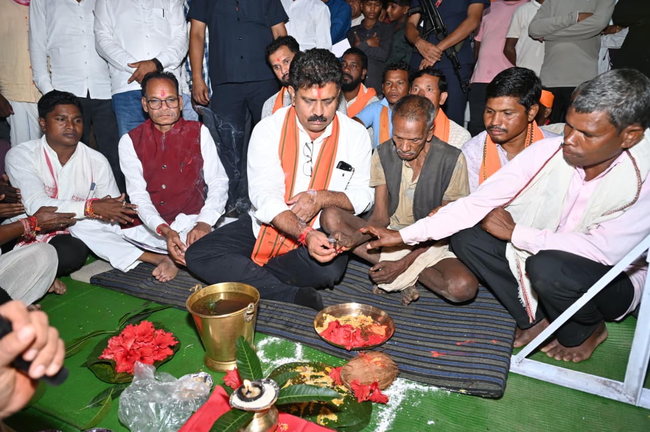 उप मुख्यमंत्री विजय शर्मा ने मुड़घुसरी में 1.48 करोड़ रुपए के तीन सड़क का किया भूमिपूजन….