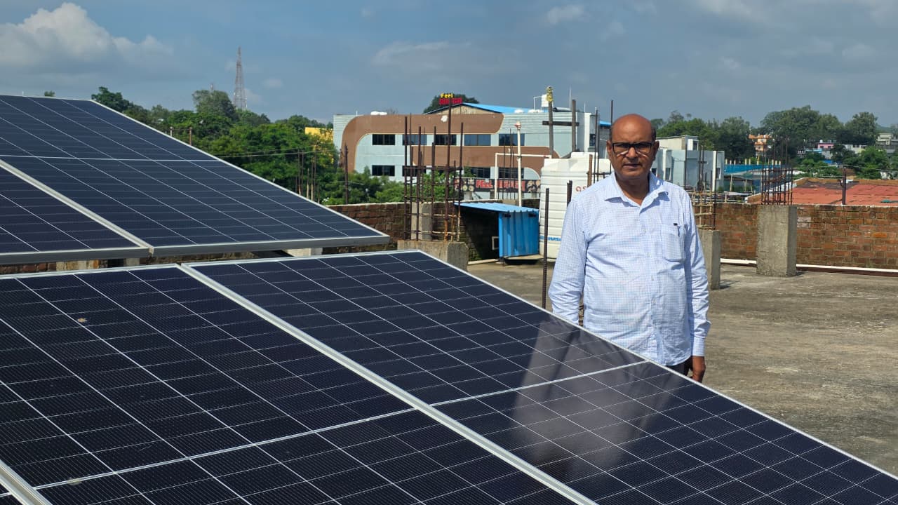 बिजली उपभोक्ता से ऊर्जा दाता बनने की ओर बढ़ते कदम, प्रधानमंत्री सूर्य घर मुफ्त बिजली योजना से घरों की छतें बनीं ऊर्जा उत्पादन की इकाइयां, सरगुजा में 1,733 घरों में स्थापित हुए रूफटॉप सोलर संयंत्र…. बिजली उपभोक्ता से ऊर्जा दाता बनने की ओर बढ़ते कदम, प्रधानमंत्री सूर्य घर मुफ्त बिजली योजना से घरों की छतें बनीं ऊर्जा उत्पादन की इकाइयां, सरगुजा में 1,733 घरों में स्थापित हुए रूफटॉप सोलर संयंत्र….