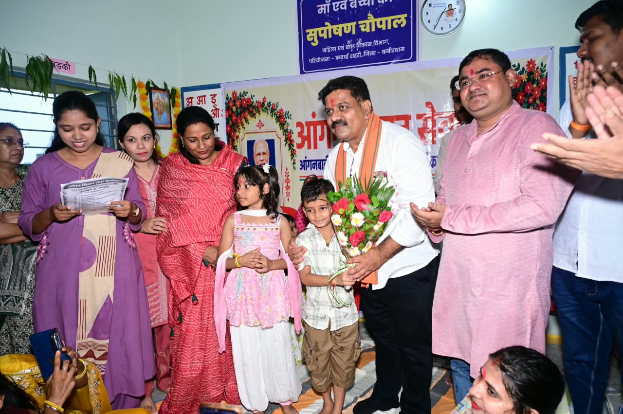 फूल लेकर आए नन्हे कदम, उप मुख्यमंत्री ने बच्चों को गोद में उठाया, बच्चों की मासूमियत ने जीता दिल, दर्रीपारा कवर्धा के आंगनबाड़ी केंद्र में ‘आंगन मिलन सेवा’ में बच्चों से घुले-मिले उप मुख्यमंत्री….