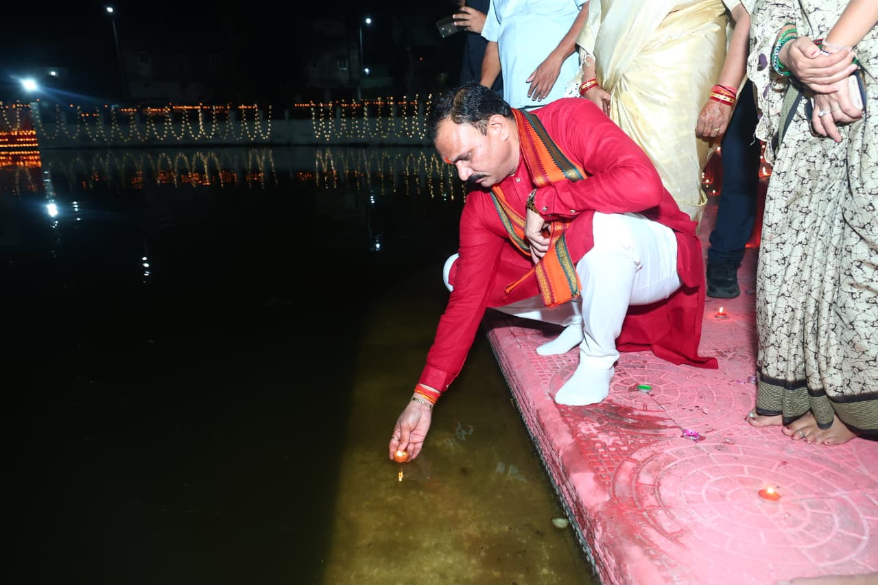 पीएम मोदी के 25 वर्षों के सेवाकाल पर मनेन्द्रगढ़ में हुआ ‘सेवा संकल्प अभियान’ का भव्य शुभारंभ, पांच लाख से अधिक दीपों से जगमगाया सरोवर तालाब, स्वास्थ्य मंत्री श्याम बिहारी जायसवाल की उपस्थिति में उमड़ा जनसैलाब…. पीएम मोदी के 25 वर्षों के सेवाकाल पर मनेन्द्रगढ़ में हुआ ‘सेवा संकल्प अभियान’ का भव्य शुभारंभ, पांच लाख से अधिक दीपों से जगमगाया सरोवर तालाब, स्वास्थ्य मंत्री श्याम बिहारी जायसवाल की उपस्थिति में उमड़ा जनसैलाब….